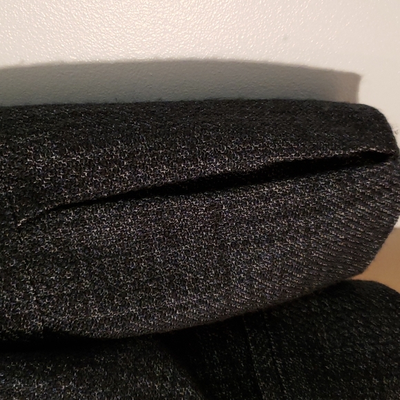 Ann Taylor Loft blazer in a size 6. Excellent condition. It is blue and black - Picture 4 of 8